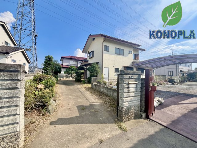 【中古戸建】太田市鳥山上町の外観|■外観｜広々とした駐車スペースで楽々駐車可能！お買い物後もスムーズにお荷物を運べます♪