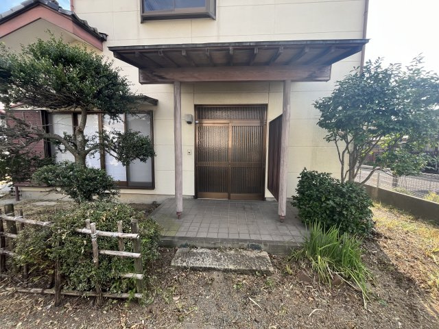 【中古戸建】太田市鳥山上町の外観|■玄関｜毎日の「いってらっしゃい」や「お帰りなさい」を大切なご家族と過ごす玄関は〈使いやすさ〉を追求しております。
