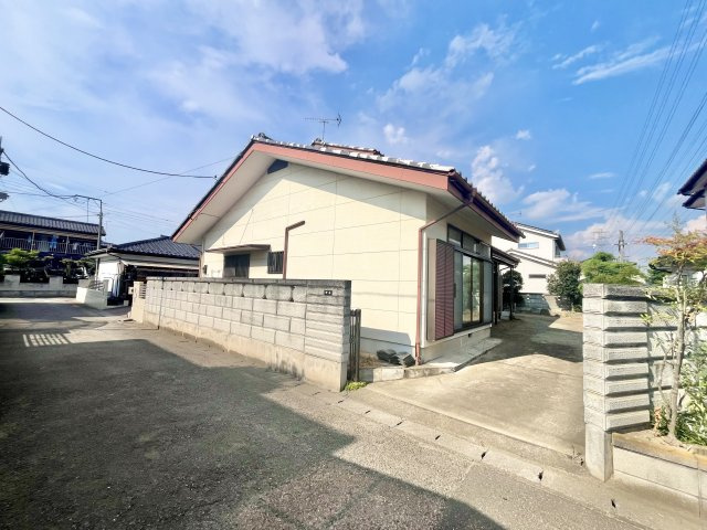 【中古戸建】太田市鳥山上町の外観|■外観｜前面道路が広く見渡しが良いので、車の安全確認もばっちり！