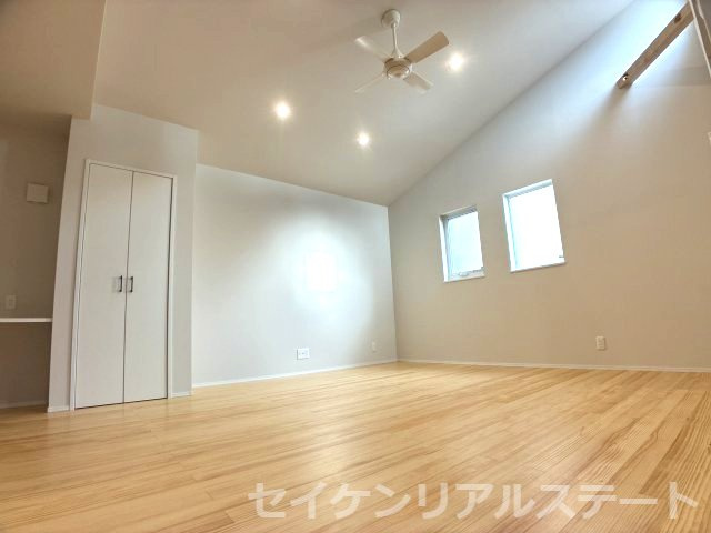 座間市立野台２丁目　新築戸建の居間・リビング