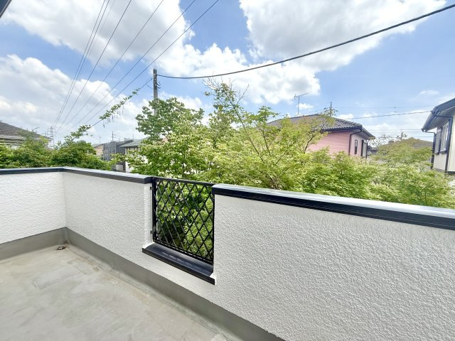 【中古戸建】太田市下小林町のバルコニー|■バルコニー｜広さもあり、風通しも良いので、マットレスなどの寝具も干せそうです。