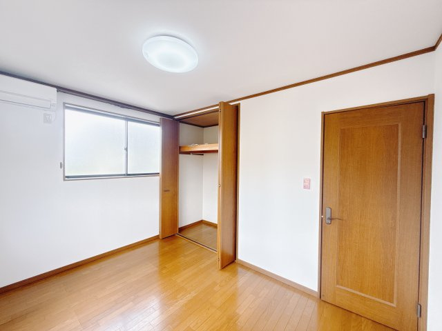 【中古戸建】太田市下小林町の洋室|■2階洋室｜お子様の成長に伴い、子ども部屋という空間は寝る場所、勉強する場所、遊ぶ場所だけでなく子どもたちが将来自立していく為の重要な役割を果たします。