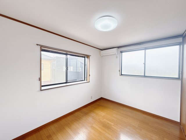 【中古戸建】太田市下小林町の洋室|■2階洋室｜2階洋室には大きな窓をご用意しています。日中はあたたかな日差し差し込み自分時間も充実できますね＾＾