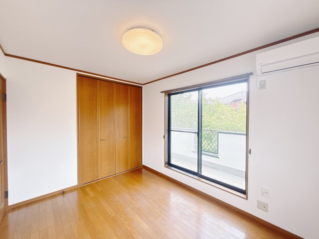 【中古戸建】太田市下小林町の洋室|■2階洋室｜2階各居室には収納をご用意しています♪常にお部屋を綺麗に保てます！小さなお子様も自然とお片付けができるようになるのでうれしいですよね！