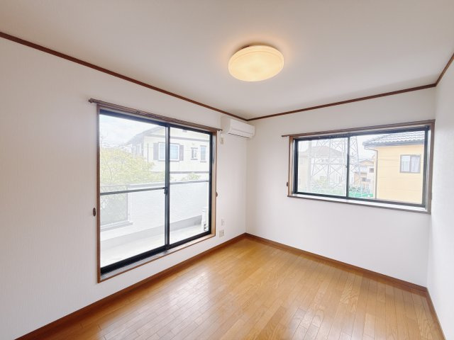 【中古戸建】太田市下小林町の洋室|■2階洋室｜お子様の一人部屋にピッタリな洋室。木のぬくもりを感じるフローリングは、天然木の味わいが時とともに深みを増していきます。また、傷にも強く、フリーワックスでお手入れもラクラクです♪