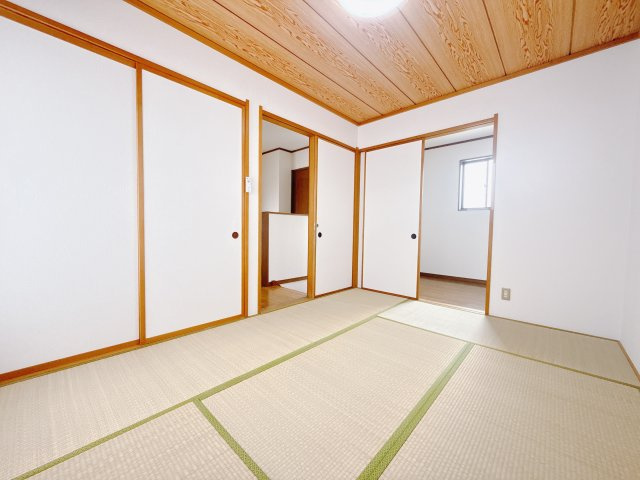 【中古戸建】太田市下小林町の和室|■2階和室｜独立した和室は急な来客時の対応や様々な用途に合わせて使用可能です。
