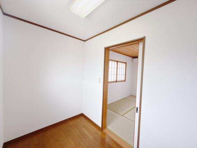 【中古戸建】太田市下小林町の収納|■WIC｜家族みんなで使える広々とした収納スペースは、季節の品から思い出の品まで、たっぷりしまっておけます。