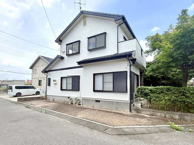 【中古戸建】太田市下小林町の外観|■外観｜住宅街の中でも圧迫感が少なく、のびのびとした暮らしが叶う立地となっています。