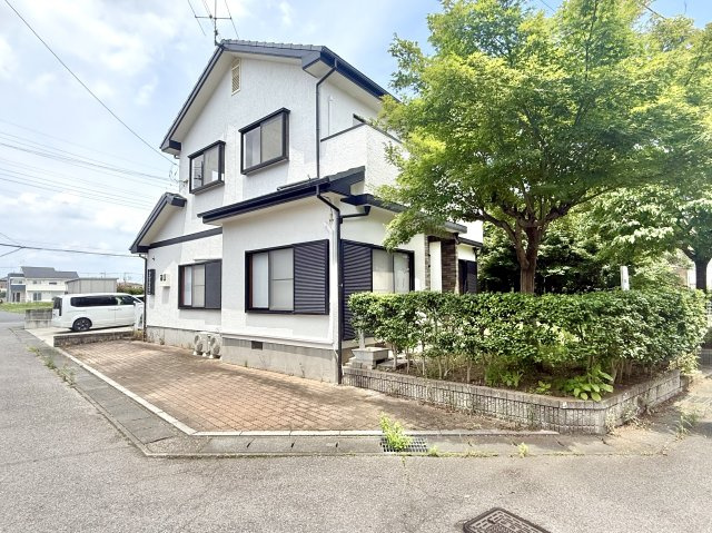 【中古戸建】太田市下小林町の外観|■外観｜南西角地のため日当たりや風通しも良好で、開放感があり快適な生活環境が整っています♪