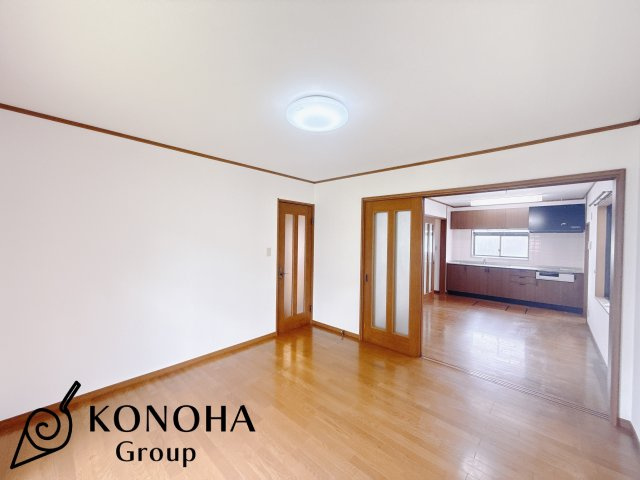 【中古戸建】太田市下小林町の居間・リビング|■ダイニング｜こだわりを詰め込んだダイニングキッチン！床下収納付きだからちょっとした買い溜めにももってこいです♪