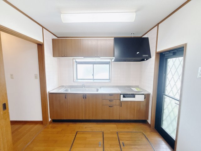【中古戸建】太田市下小林町のキッチン|■キッチン｜ワークスペースが広いので、お子様といっしょにお料理も楽しめます。