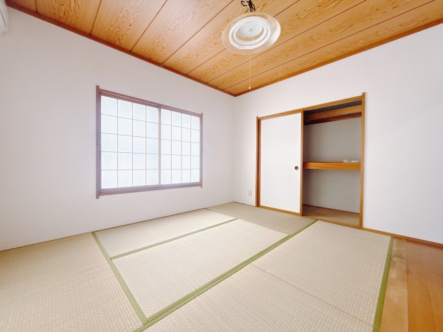 【中古戸建】太田市下小林町の和室|■1階和室｜和室の押入れには、予備の布団や枕、座布団などをすっきり収納することができます。