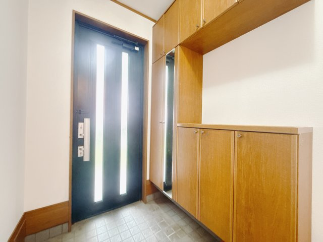 【中古戸建】太田市下小林町の玄関|■玄関｜玄関には全身をチェックすることができる姿鏡が標準で設置されています。出勤や登校前の身支度チェックも習慣になりそうです♪