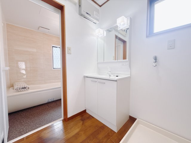 【中古戸建】太田市下小林町の独立洗面台|■洗面室｜大きな洗面器と使いやすさがいっぱいの洗面化粧台。お手入れ簡単でいつもキレイに。