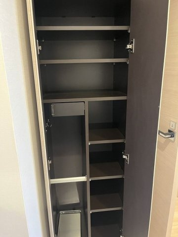 レガリス明大前 の玄関