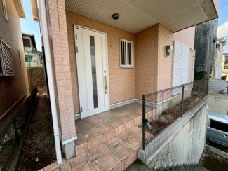 【エントランス】 | 山田３丁　中古一戸建 | 約３．５帖の納戸もありますよ♪家族の思い出や季節の物も大切にしまっておけますね！