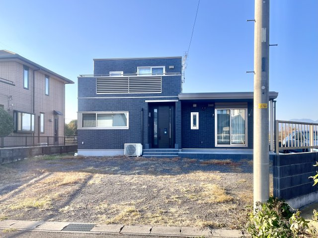 【中古戸建】太田市藪塚町の外観|■外観｜光の当たり方によって陰影が美しく際立ち、時間帯ごとに異なる表情を楽しめる魅力があります。スタイリッシュで都会的な印象を与えつつも、シンプルで飽きのこない外観に仕上がっています。