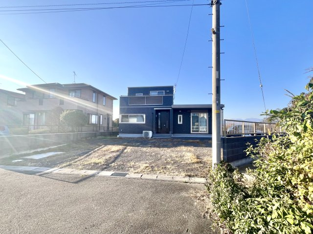 【中古戸建】太田市藪塚町の外観|■外観｜広々とした駐車スペースで楽々駐車可能！お買い物後もスムーズにお荷物を運べます♪