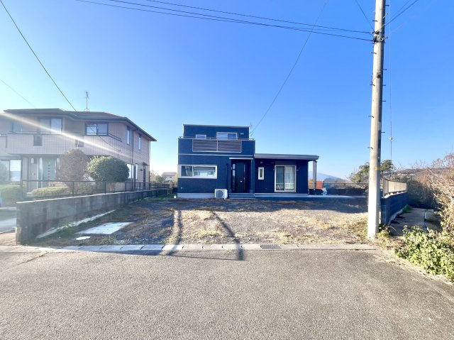 【中古戸建】太田市藪塚町の外観|■外観｜周囲の見渡しが良く、車の出入りの際も安全確認がしやすいため、小さなお子様がいるご家庭でも安心です♪