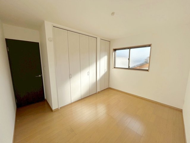 今里更ノ町の洋室|【施工例】
たっぷり収納が叶う天井収納完備！毎シーズン使う物やお子様の思い出の品などスッキリ！