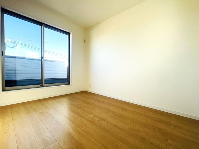 今里更ノ町の玄関|【施工例】
住まいの「顔」となる玄関。シューズクロークが備え付けられており、玄関周りが片付きお掃除ラクラク！スッキリした玄関でさわやかにご家族の送り迎え。