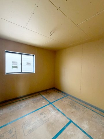 今里更ノ町の居間・リビング|【施工例】
リビングに大きな吹き抜けあり！
空間が縦に広がり開放感が感じられますね♪