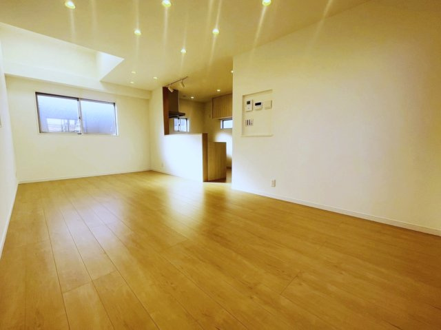 今里更ノ町のその他|【施工例】
吹抜をつくることで、縦にも空間が広がり、お部屋に開放感をもたらす効果がございます。