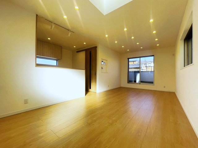 今里更ノ町の居間・リビング|【施工例】
奥行きあるリビングは、ソファーやテーブルなど十分に置くゆとりがございます。