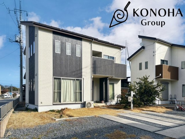 【中古戸建】太田市龍舞町の外観|■外観｜広々とした駐車スペースで楽々駐車可能！お買い物後もスムーズにお荷物を運べます♪
