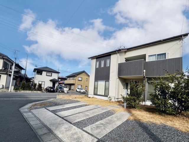 【中古戸建】太田市龍舞町の外観|■外観｜周囲の見渡しが良く、車の出入りの際も安全確認がしやすいため、小さなお子様がいるご家庭でも安心です♪