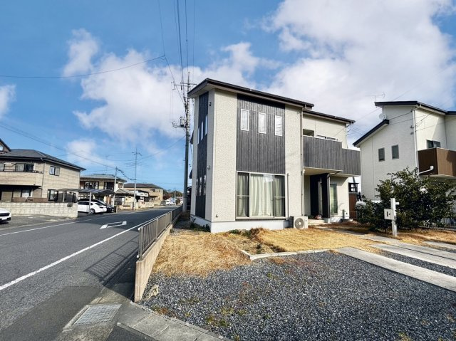 【中古戸建】太田市龍舞町の外観|■外観｜角地に位置しているため開放感があり、日当たりや風通しも良好で、快適な生活環境が整っています♪