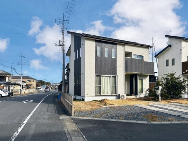 【中古戸建】太田市龍舞町の外観|■外観｜特徴のある個性的な住まいと美しい街並み、そして住みやすい環境を、ぜひ現地でご覧になりませんか。お気軽にお問合せください(^^) 