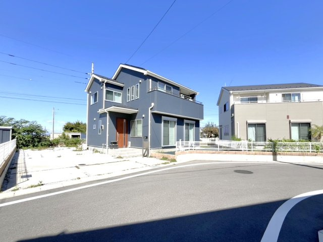【中古戸建】太田市大島町の外観|■外観｜いまのアパート生活で走り回るお子さんを怒ってしまった経験はありませんか？走り回ることもジャンプすることも子どもの習性です！庭付き一戸建てならお子さまも思いっきり遊べます(^^)
