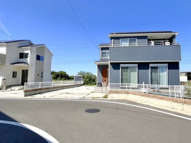 【中古戸建】太田市大島町の外観|■外観｜広々とした駐車スペースで楽々駐車可能！お買い物後もスムーズにお荷物を運べます♪