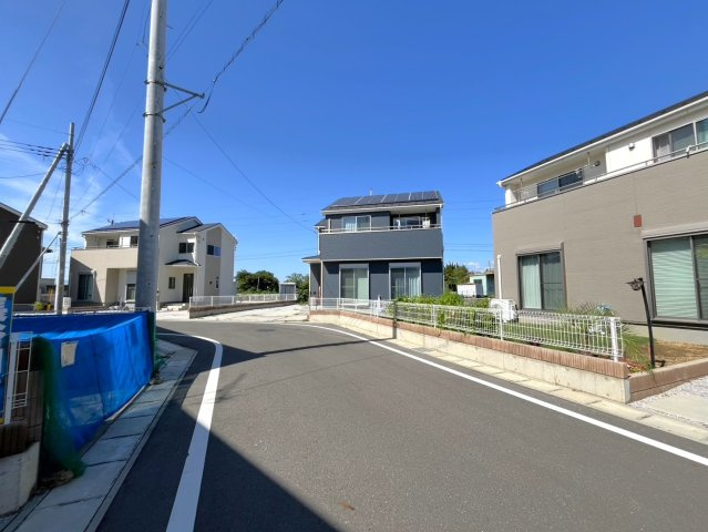 【中古戸建】太田市大島町の外観|■外観｜前面道路が広く見渡しが良いので、車の安全確認もばっちり！
