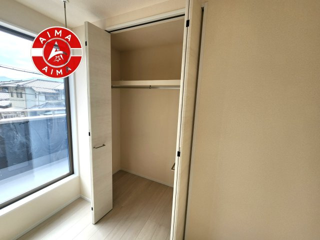 福岡市南区長住5丁目第8-3棟（3号棟）の収納|洋服や大きな荷物が多い方や人数の多いご家族などは、一般的なクローゼットよりもウォークインクローゼットのほうが使い勝手が良いです。