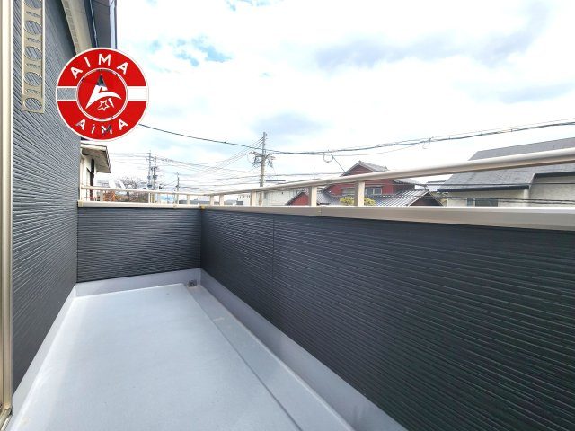 福岡市南区長住5丁目第8-3棟（3号棟）のバルコニー|風をしっかりと感じられるバルコニーでは、毎日が洗濯日和です。広々としているので洗濯も楽しくなるでしょうし、気分転換にバルコニーからの眺めを楽しむのもいいでしょう。