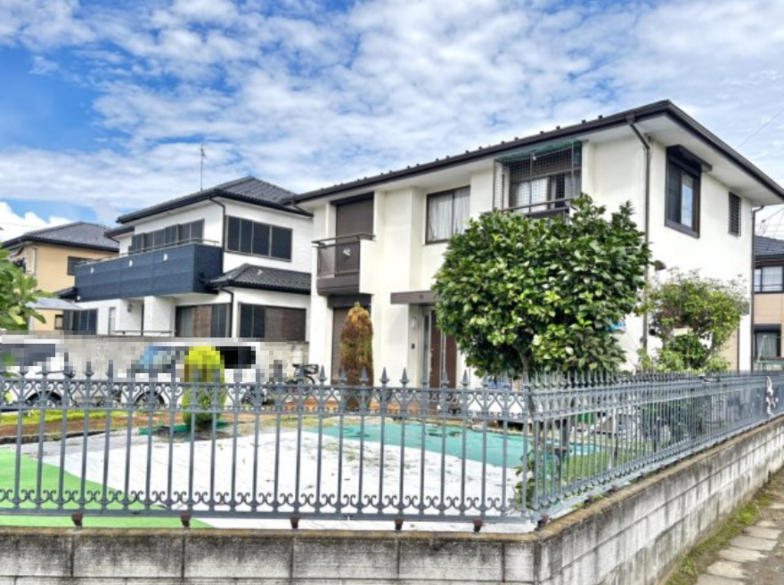 【中古戸建】伊勢崎市八斗島町の間取り|■外観｜お庭があり、駐車スペースもしっかり確保しています♪