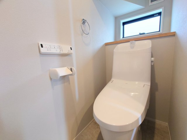 売新築戸建　焼津市五ケ堀之内のトイレ|1階のトイレは階段下に配置、窓も備えています！