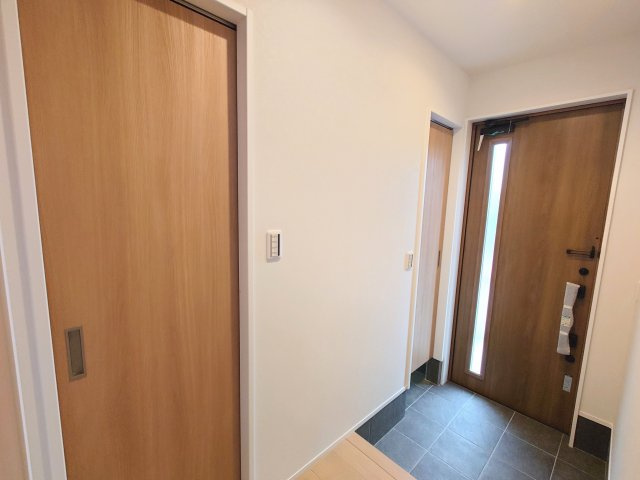 売新築戸建　焼津市五ケ堀之内の玄関|散らかりがちな玄関にはシューズクロークを備え、ベビーカーや雨具などもたっぷり収納！