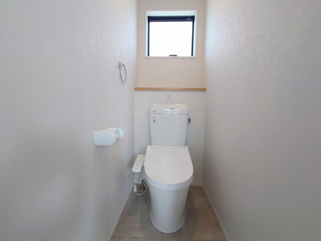 売新築戸建　焼津市五ケ堀之内のトイレ|2階トイレもシンプルで明るい印象！