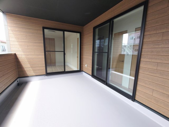 売新築戸建　焼津市五ケ堀之内のバルコニー|3か所から出入りできるインナーバルコニーは毎日のお洗濯に活躍しそうです！