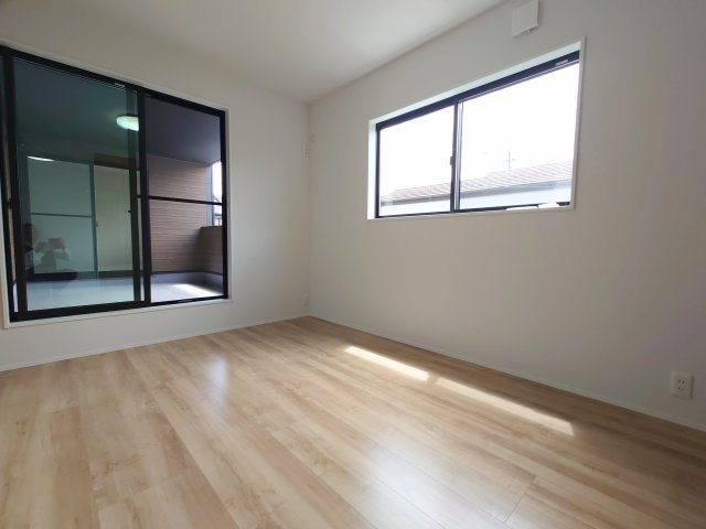 売新築戸建　焼津市五ケ堀之内の洋室|2部屋がインナーバルコニーでつながっているので、小さなお子様が喜びそうな仕様です！