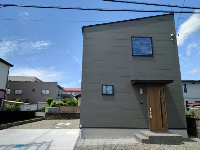 売新築戸建　焼津市五ケ堀之内の外観|約50坪の土地は、車を並列に停めても建物南側に庭のスペースまでしっかり確保、陽当りも良く理想的な配置です！