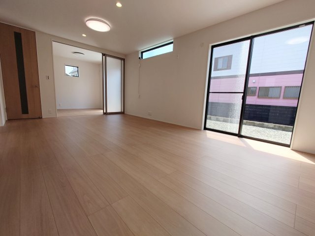 売新築戸建　焼津市五ケ堀之内の居間・リビング|リビングの南向きの大きな窓からは光がたっぷり入ります！