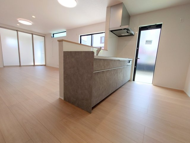 売新築戸建　焼津市五ケ堀之内のキッチン|リビング隣の洋室は、様々な使い方ができて便利！