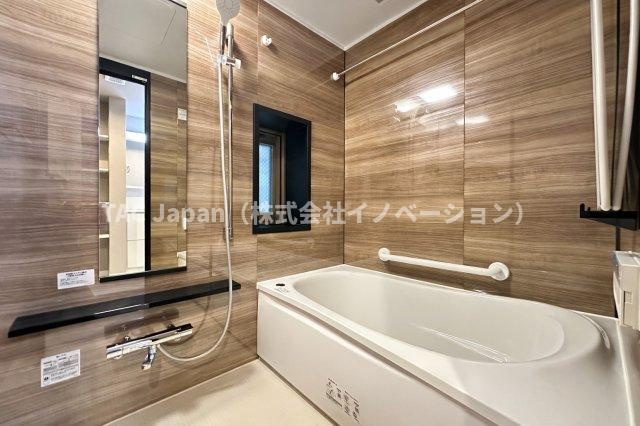 リリーベル墨田リバーコーストの浴室|家族みんなの疲れをやさしく包み込む、広々とした癒しのバスルーム。ゆったりとくつろげる空間で、日々のストレスもすっと解きほぐされる、心身ともにリラックスできるひとときをお届けします。