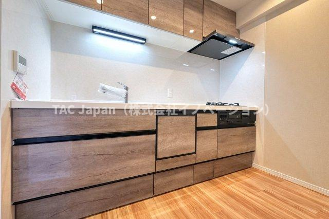 リリーベル墨田リバーコーストのキッチン|透明感あふれる明るさと洗練されたフォルムが調和するキッチンは、道具を手に取るたびに気持ちが整い、日常に心地よいリズムとささやかな高揚感をもたらします。—そんな特別な時間が、ここには流れています。