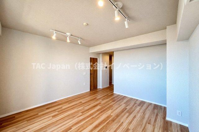 リリーベル墨田リバーコーストの居間・リビング|上質な素材感と光の広がりが調和する、ゆとりと洗練を兼ね備えたリビング空間。