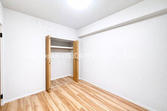 リリーベル墨田リバーコーストの洋室|クローゼットを備えた機能的な洋室。収納力に優れ、すっきりと整った空間を保ちやすく、住まい全体の心地よさを高めてくれます。